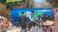 2-100kb MWCNU Cibarusah Salurkan Ribuan Liter Air Bersih untuk Warga di Empat Titik