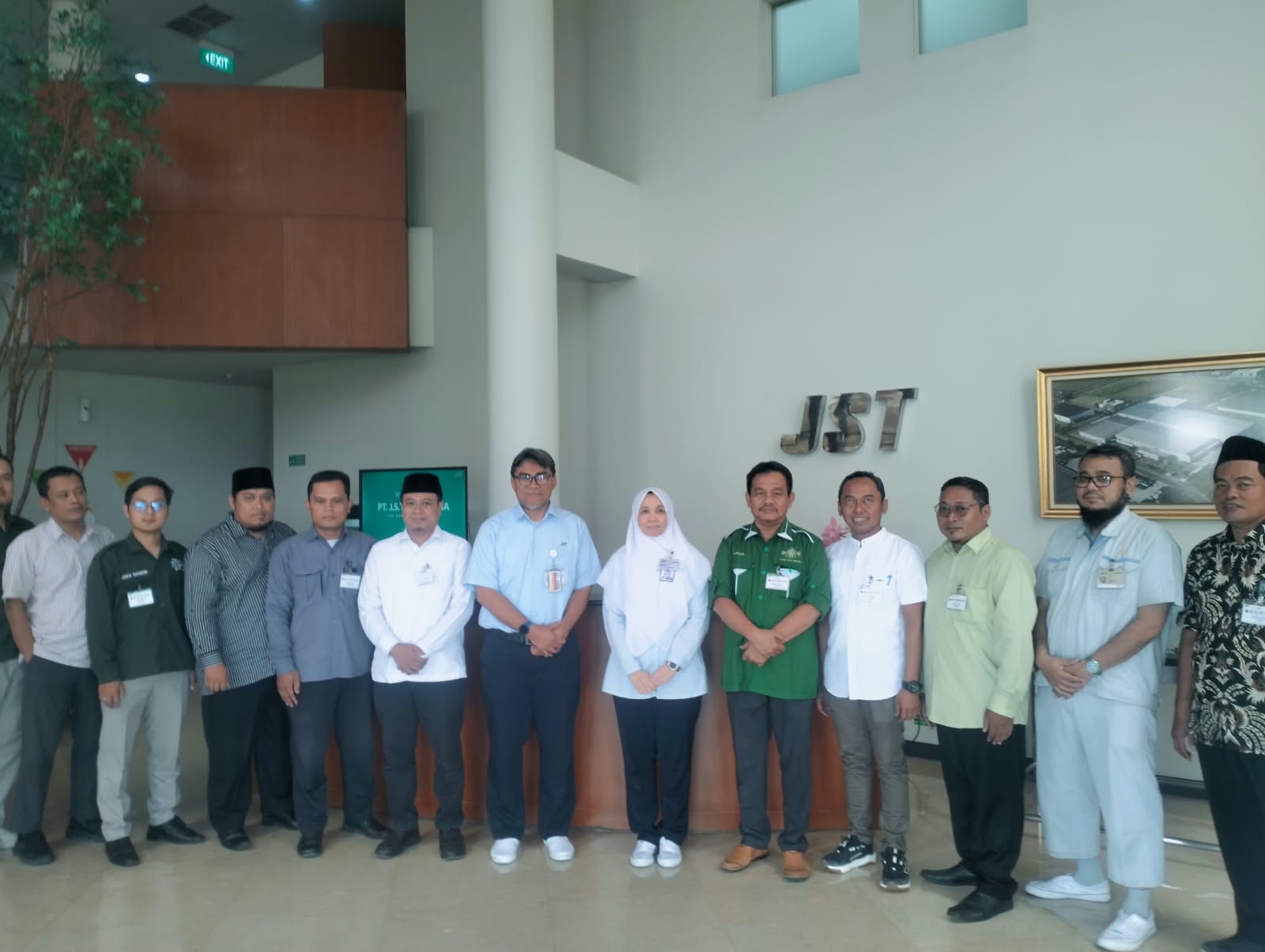 Foto Bersama PCNU Kabupaten Bekasi MOU Bersama PT JST